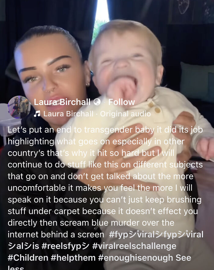 Mulher segurando um bebê dentro de casa, discutindo o tema do bebê transgênero, enfrentando reações adversas online em um pequeno formato de vídeo. Mulher segurando um bebê dentro de casa, discutindo o tema do bebê transgênero, enfrentando reações adversas online em um pequeno formato de vídeo.