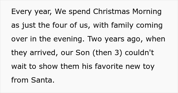 Trecho de texto sobre as tradições familiares da manhã de Natal e um presente infantil do Papai Noel, destacando a competição incomum de feriado da vovó.