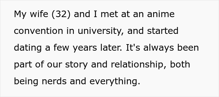 Text excerpt about a couple's relationship from meeting at an anime convention, tied to newborn's bizarre name dispute.