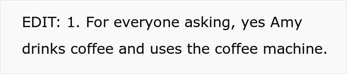 Mensagem de texto confirmando que Amy bebe café e usa a máquina de café, relacionada à discussão sobre a lista de presentes de Natal. Mensagem de texto confirmando que Amy bebe café e usa a máquina de café, relacionada à discussão sobre a lista de presentes de Natal.
