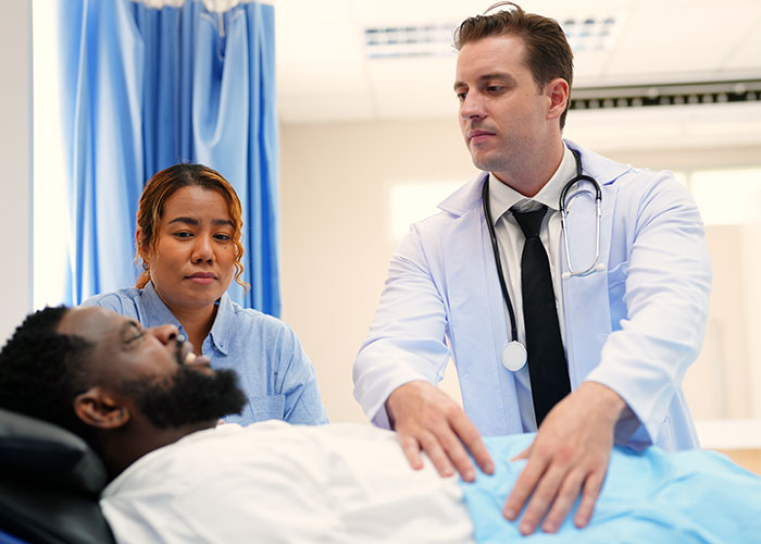 Woman confronts husband in hospital as doctor examines him, highlighting risks to future child’s health after exposing his lie. Woman confronts husband in hospital as doctor examines him, highlighting risks to future child’s health after exposing his lie.