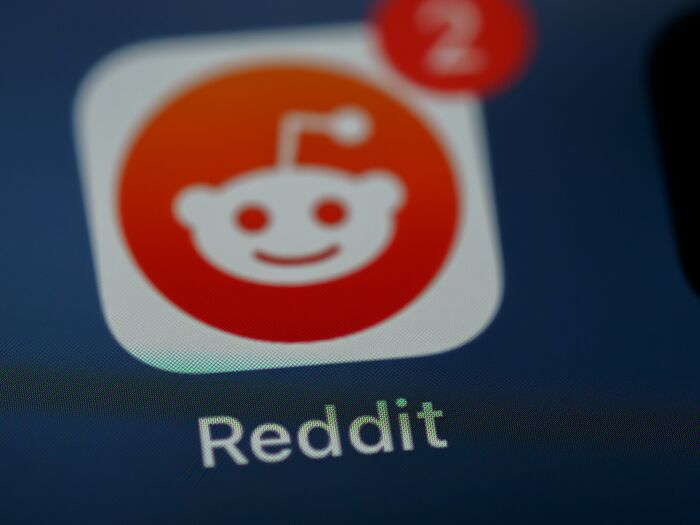Reddit app icon on a digital screen illustrating small design mistakes in user interface with notification badge.