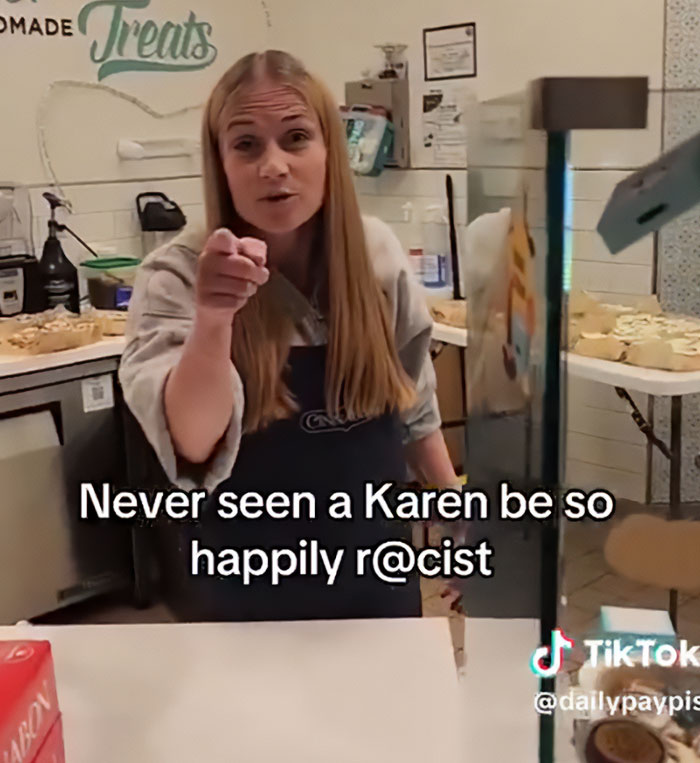 Woman pointing in a bakery, involved in viral tirade as racist Cinnabon worker’s criminal past is revealed. Woman pointing in a bakery, involved in viral tirade as racist Cinnabon worker’s criminal past is revealed.