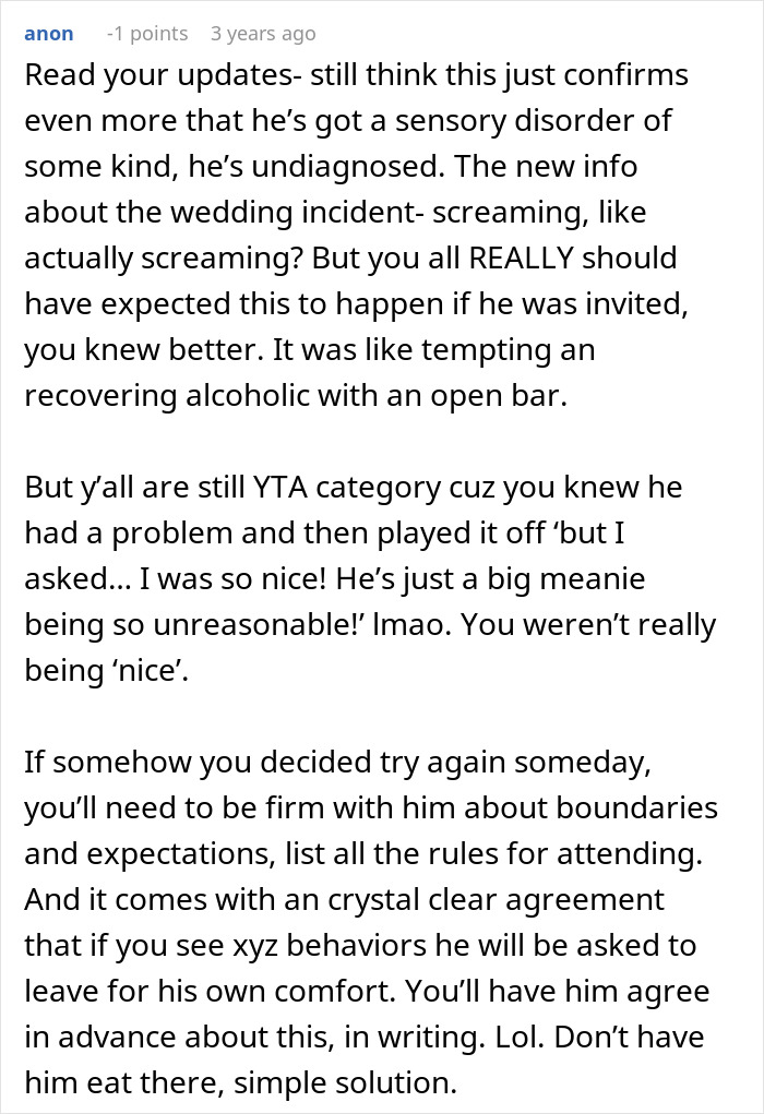 Screenshot of a comment discussing picky eater demands and family boundaries during holiday and wedding events. Screenshot of a comment discussing picky eater demands and family boundaries during holiday and wedding events.