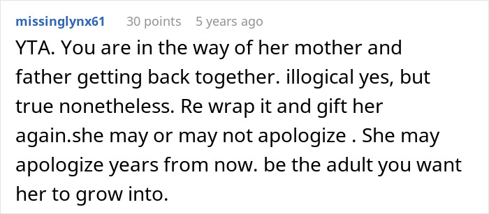 Screenshot of a Reddit comment discussing a 13-year-old&rsquo;s issues with dad&rsquo;s girlfriend and a rejected gift apology.
