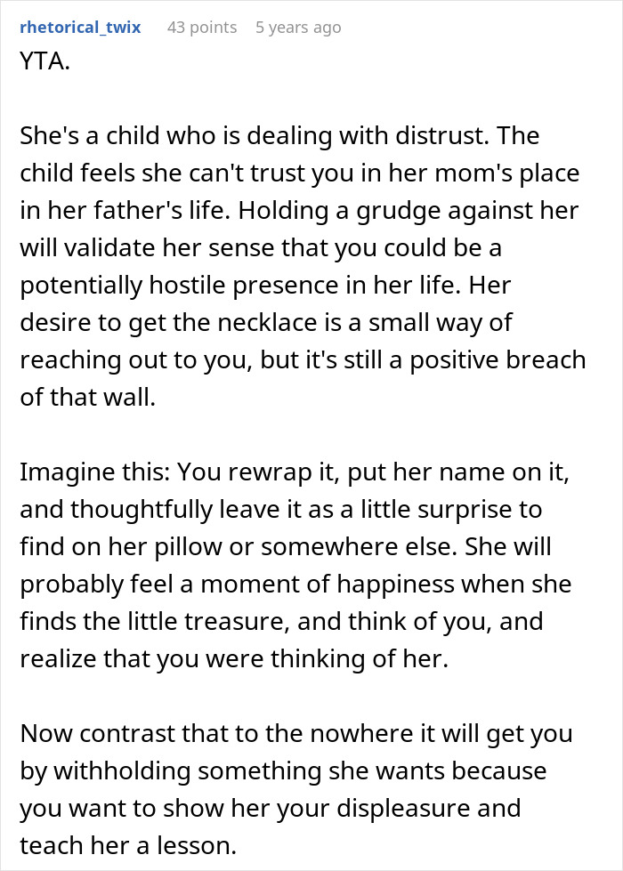 Screenshot of an online forum post discussing a 13-year-old's distrust and regret involving dad's girlfriend and a gift. Screenshot of an online forum post discussing a 13-year-old's distrust and regret involving dad's girlfriend and a gift.