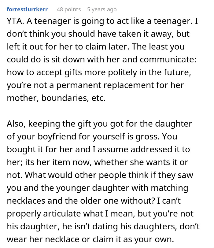 Screenshot of a Reddit comment discussing a teenager’s refusal to accept a gift from dad’s girlfriend and related family boundaries. Screenshot of a Reddit comment discussing a teenager’s refusal to accept a gift from dad’s girlfriend and related family boundaries.