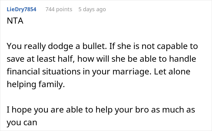 Comment discussing financial clashes after fianc&eacute;e demands groom pay $35k for wedding and ending relationship over debt issues.