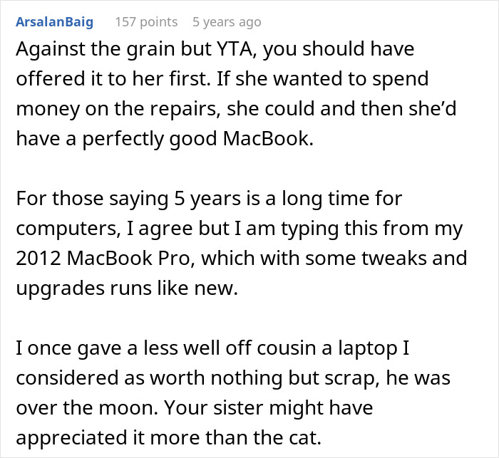 Online comment discussing a guy splitting the internet after giving his old laptop to his cat instead of his sister.