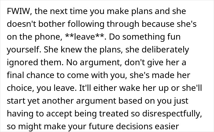 Man divorces wife due to her excessive phone dependence affecting family and relationship dynamics. Man divorces wife due to her excessive phone dependence affecting family and relationship dynamics.