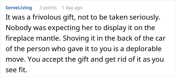 Screenshot of a user comment about a rich aunt sneaking a cheap gift back and a dad&rsquo;s petty Christmas revenge story.