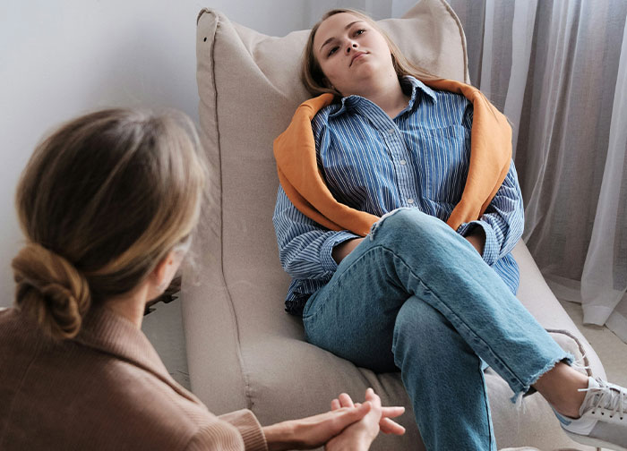 Young woman venting to a therapist about relationship issues after boyfriend online vents about closing her closet door. Young woman venting to a therapist about relationship issues after boyfriend online vents about closing her closet door.