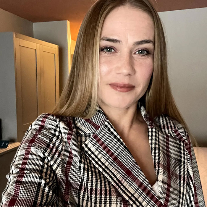 Cinnabon worker in plaid jacket posing indoors, linked to viral racist tirade and revealed criminal past. Cinnabon worker in plaid jacket posing indoors, linked to viral racist tirade and revealed criminal past.