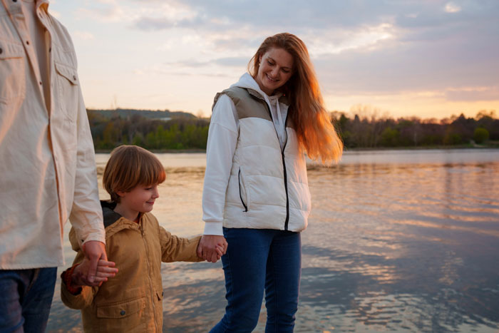 Man Ends 16-Year Marriage After Tracking Wife's Phone And Seeing Where She Went On Night "Walks" Man Ends 16-Year Marriage After Tracking Wife's Phone And Seeing Where She Went On Night "Walks"