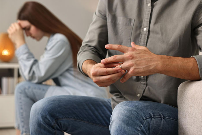 Man Ends 16-Year Marriage After Tracking Wife's Phone And Seeing Where She Went On Night "Walks" Man Ends 16-Year Marriage After Tracking Wife's Phone And Seeing Where She Went On Night "Walks"