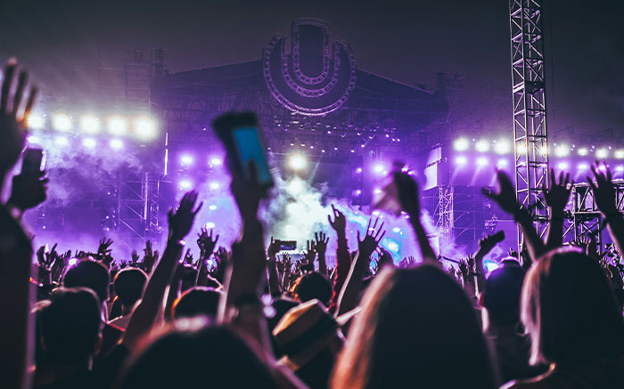 35 “Is Anyone Here A Doctor?” Stories That Went From Zero To Chaos Fast