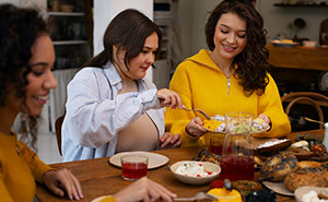 Guest Treats Thanksgiving Like Takeout Stop, Then Shows Up Later Expecting The Food She Didn’t Eat