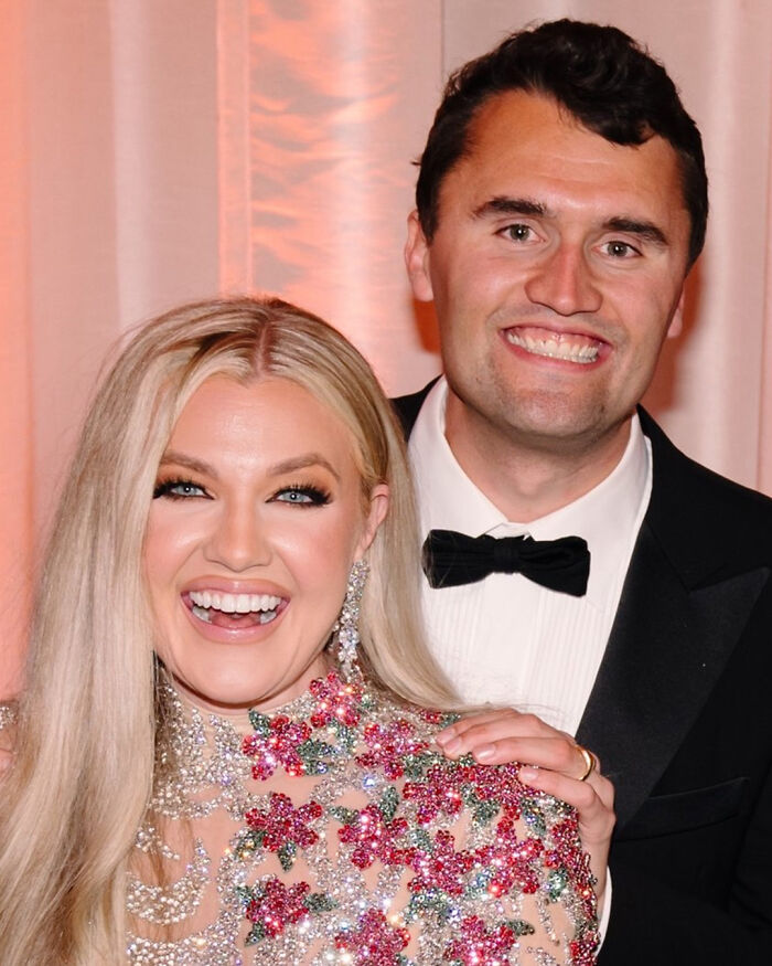 Erika Kirk acusada de lucrar com a tragédia com mensagem de Natal promovendo o livro de Charlie Kirk