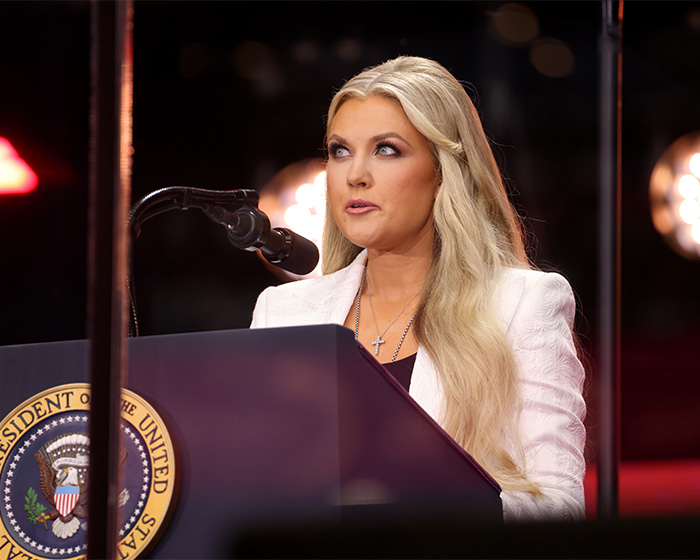 Erika Kirk acusada de lucrar com a tragédia com mensagem de Natal promovendo o livro de Charlie Kirk