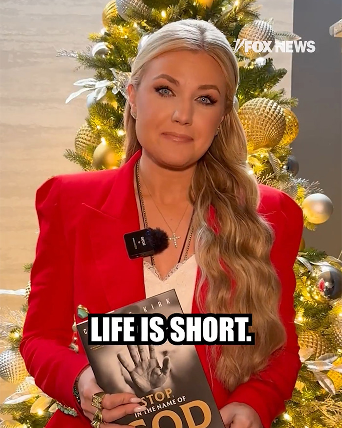 Erika Kirk acusada de lucrar com a tragédia com mensagem de Natal promovendo o livro de Charlie Kirk