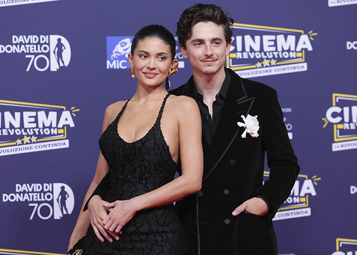 “This Family Really Worships Men”: Kardashians’ Gingerbread House Sparks Wild Fan Theories “This Family Really Worships Men”: Kardashians’ Gingerbread House Sparks Wild Fan Theories