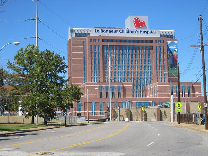 Le Bonheur Children’s Hospital exterior on a sunny day, relating to mom calls 911 after kids eat her gummies.