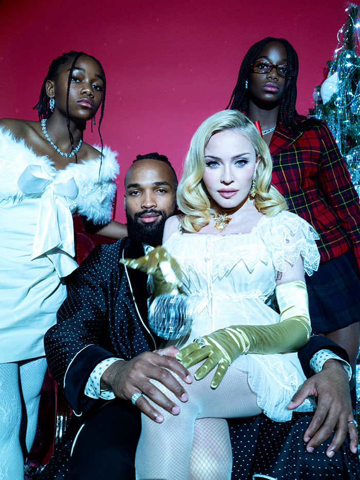 "Eles realmente fizeram Photoshop nela": Sessão fotográfica de lingerie natalina de Madonna provoca frenesi "Eles realmente fizeram Photoshop nela": Sessão fotográfica de lingerie natalina de Madonna provoca frenesi