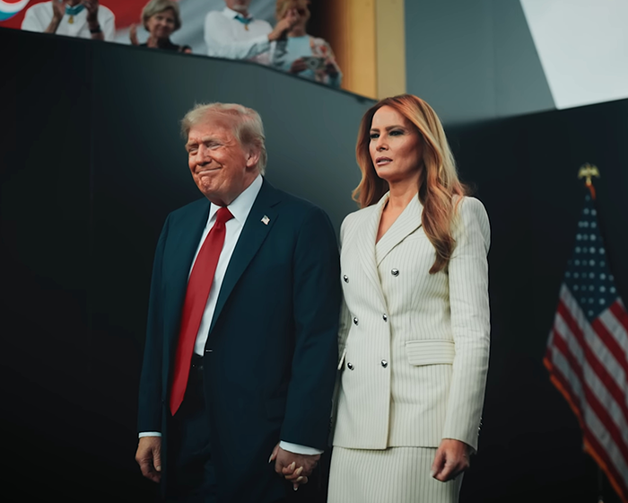 "Eles parecem tão miseráveis": Cartão de Natal de Melania e Donald Trump provoca reação brutal online