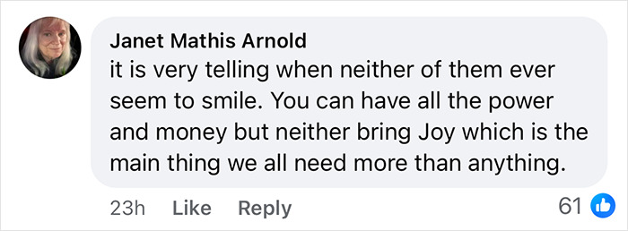 "Eles parecem tão miseráveis": Cartão de Natal de Melania e Donald Trump provoca reação brutal online