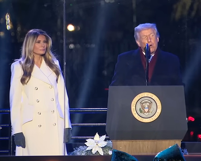 "Eles parecem tão miseráveis": Cartão de Natal de Melania e Donald Trump provoca reação brutal online