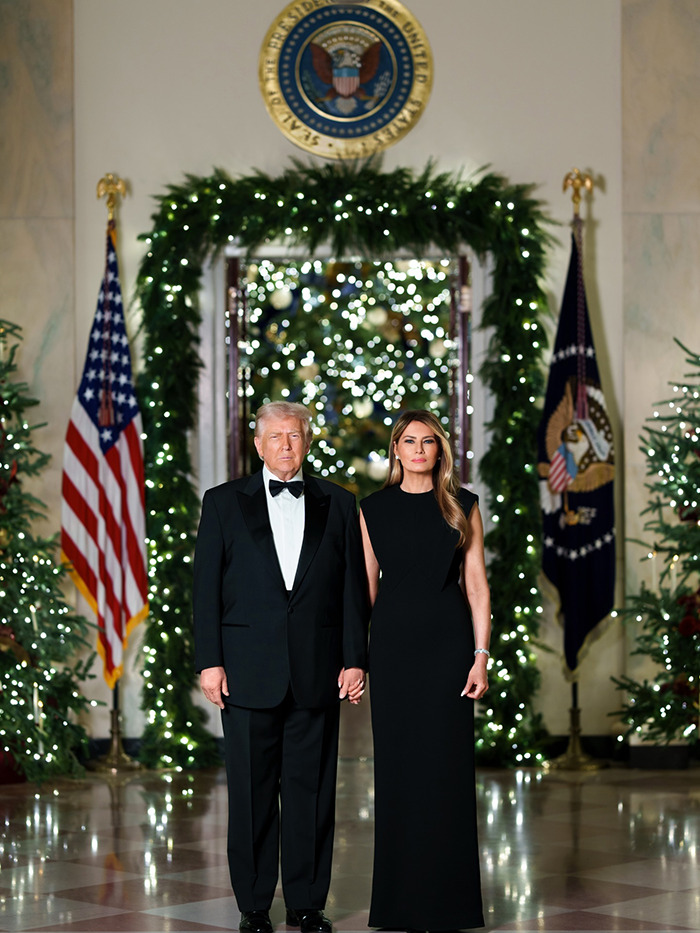 "Eles parecem tão miseráveis": Cartão de Natal de Melania e Donald Trump provoca reação brutal online
