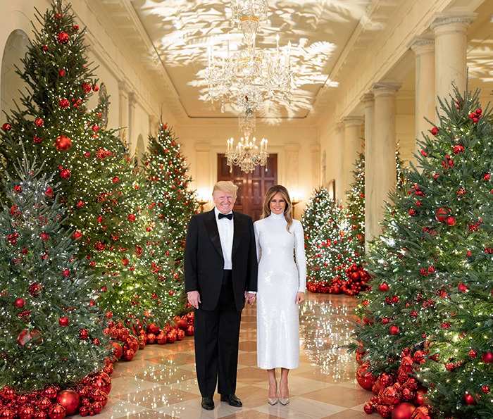 "Eles parecem tão miseráveis": Cartão de Natal de Melania e Donald Trump provoca reação brutal online