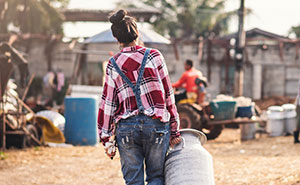 “Stupid, First-World, Entitled Idiot”: American Gets Reality Check After Moving To Africa For A ‘Simple Life’