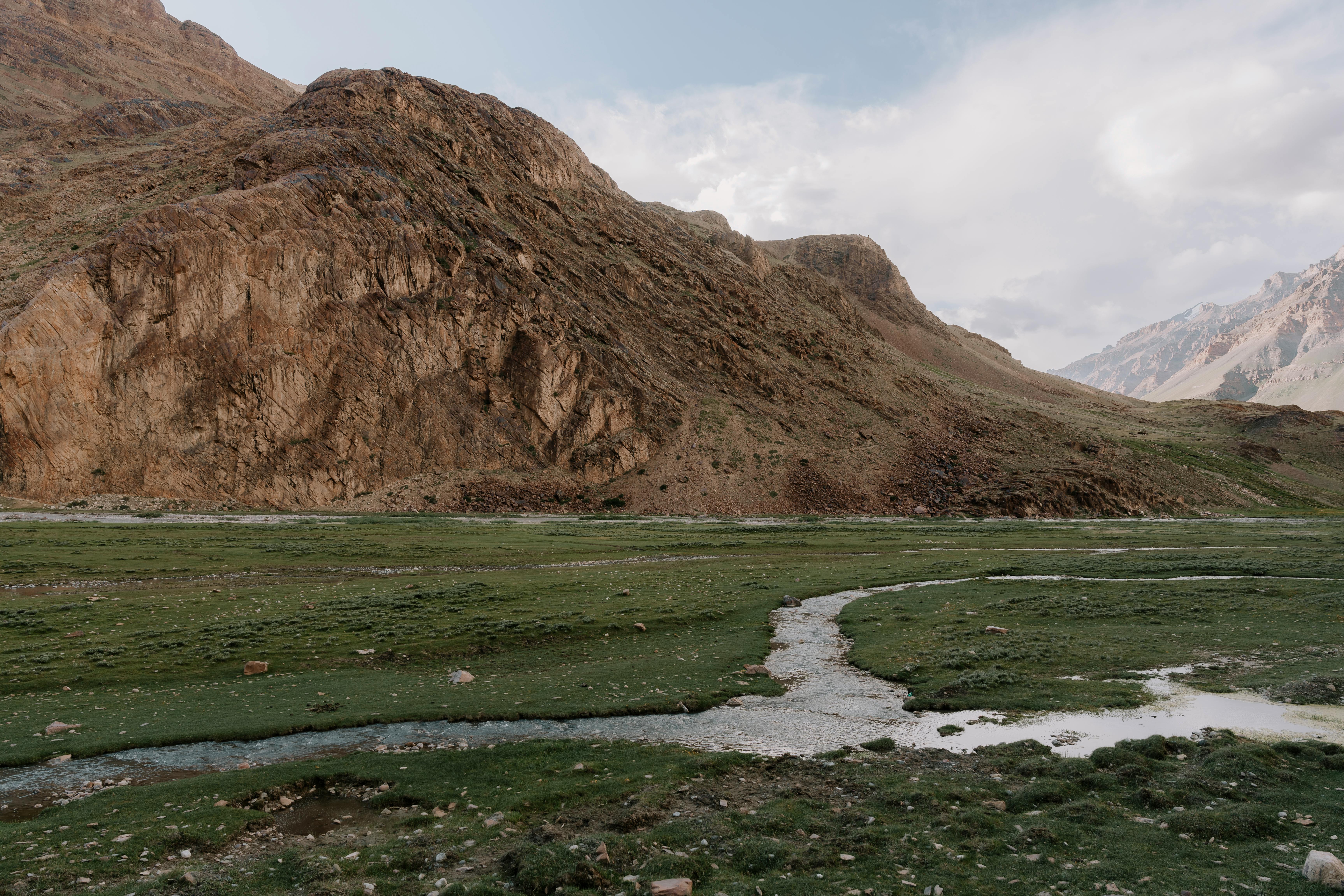 Rocky mountains and winding river in hidden gems of Himachal Pradesh showcasing nature’s finest wonders and serene landscape.