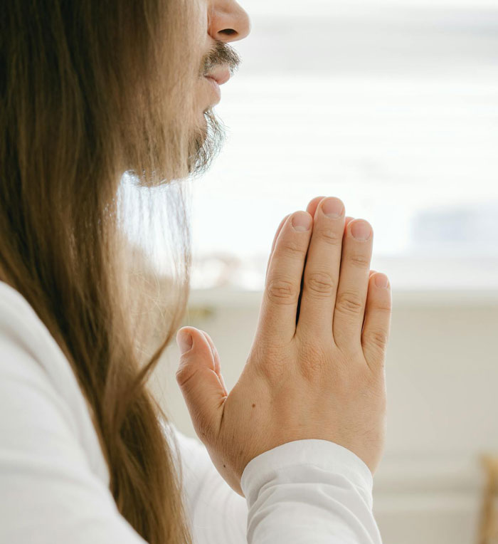 “My Sister Showed Up To Thanksgiving With Her ‘Spiritual Advisor,’ And It Blew Up The Whole Night”