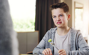 Picky Eater’s Worst Nightmare Comes True, Throws A Hissy Fit After Discovering Onions In His Food