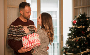 Major Red Flags You Probably Missed In Your Partner’s Holiday Gift, According To Experts