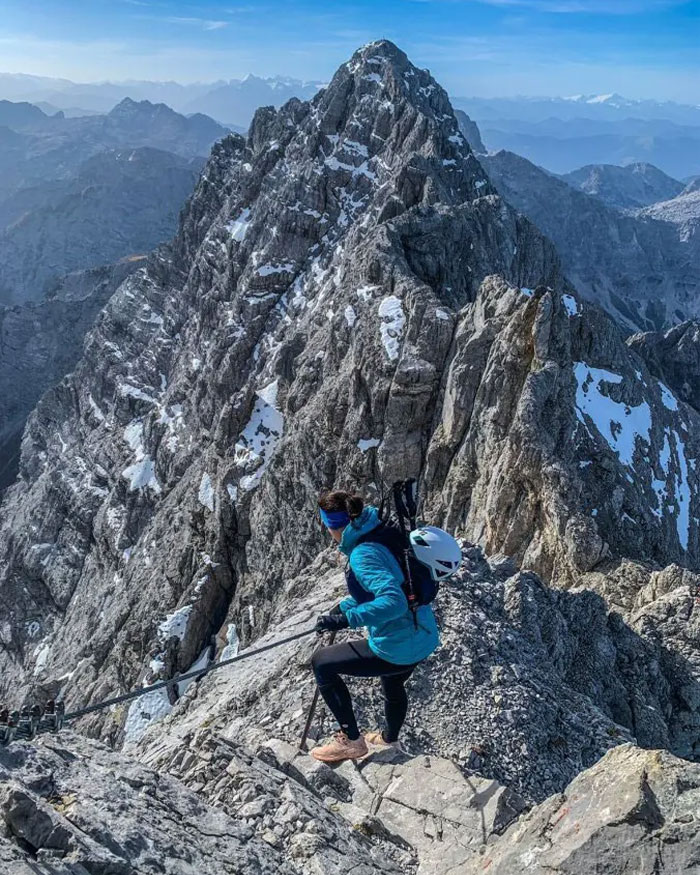 Woman climbing rugged snowy peak on Austria’s highest mountain, highlighting risks of fatal freezing and abandonment. Woman climbing rugged snowy peak on Austria’s highest mountain, highlighting risks of fatal freezing and abandonment.
