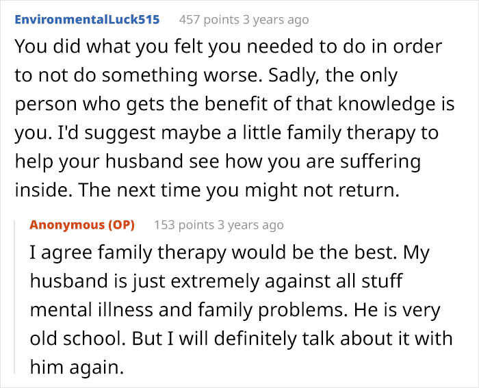Reddit conversation about a mom running away from her kids on Christmas, discussing family therapy and mental health.