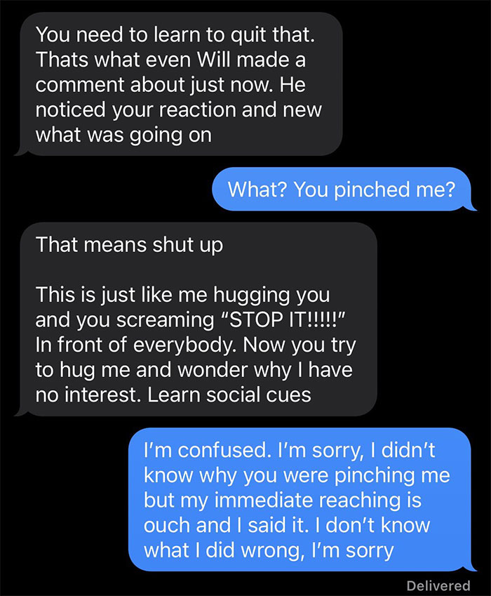 Conversa por mensagem de texto mostrando o marido chateado com a reação da esposa, destacando a confusão sobre seu comportamento estranho no jantar.