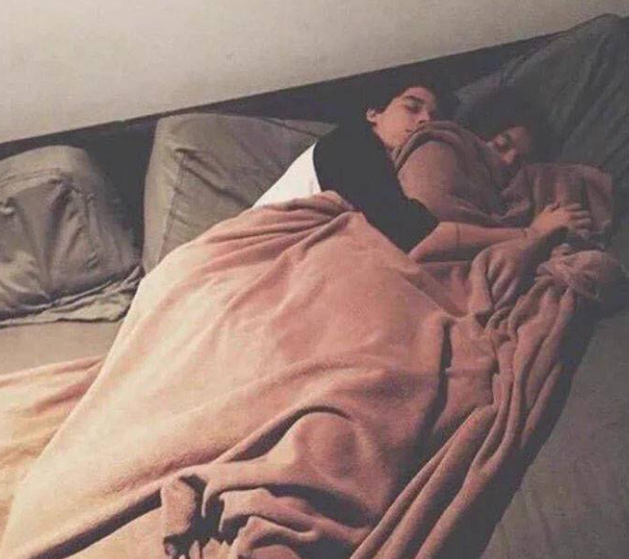 Um casal dormindo na cama, debaixo de um cobertor, ilustrando as diferenças de sono entre mulheres e homens. Um casal dormindo na cama, debaixo de um cobertor, ilustrando as diferenças de sono entre mulheres e homens.