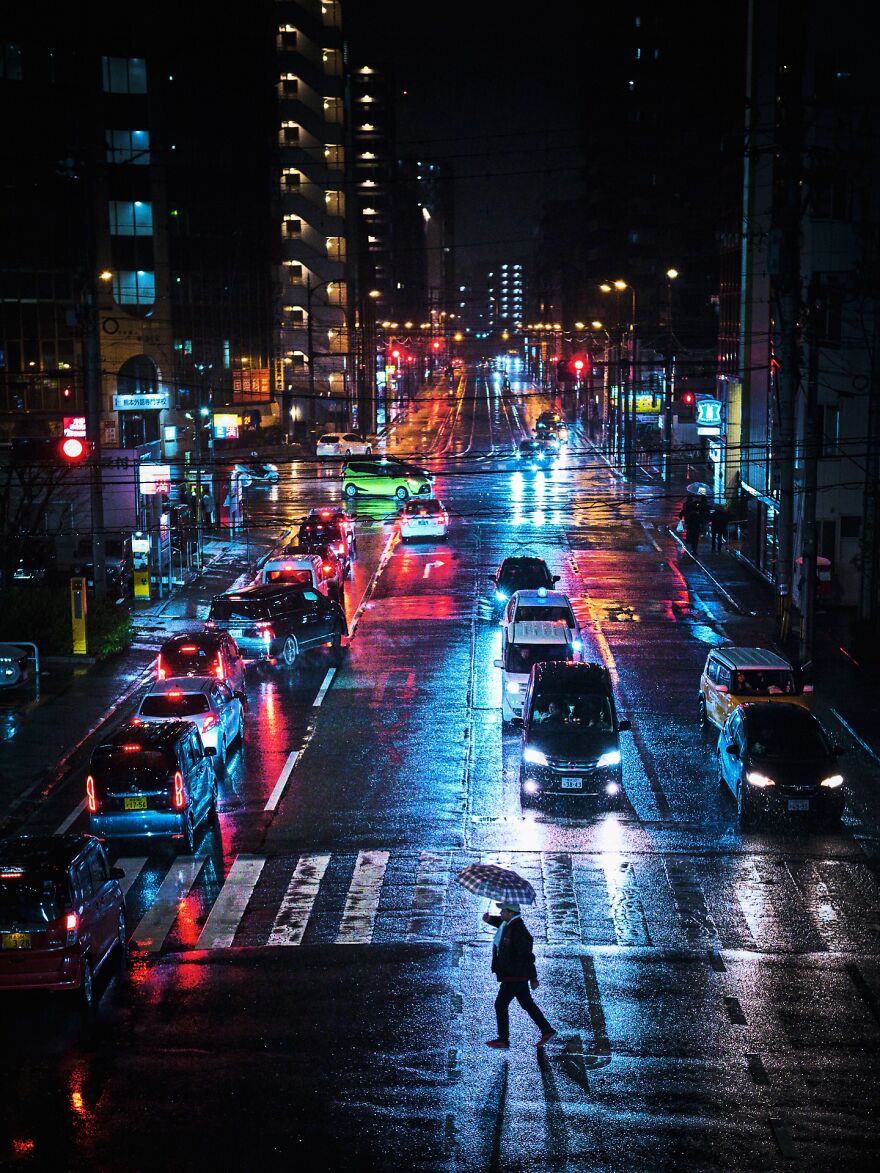 Night city street with wet roads and vehicles stopped in traffic, illustrating cities with worst traffic from Tomtom Traffic Index.