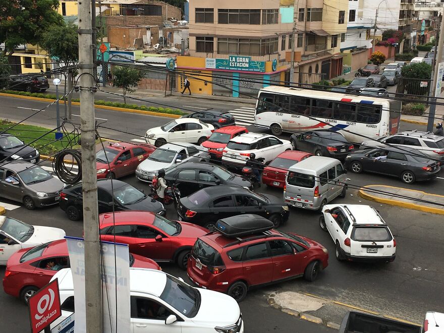 Heavy traffic congestion with multiple cars and buses stuck in a crowded urban street, showing worst traffic conditions.