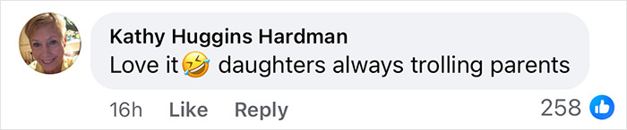 Comment praising daughters for trolling parents, related to Matt Damon's teen daughter roasting his red carpet pose.