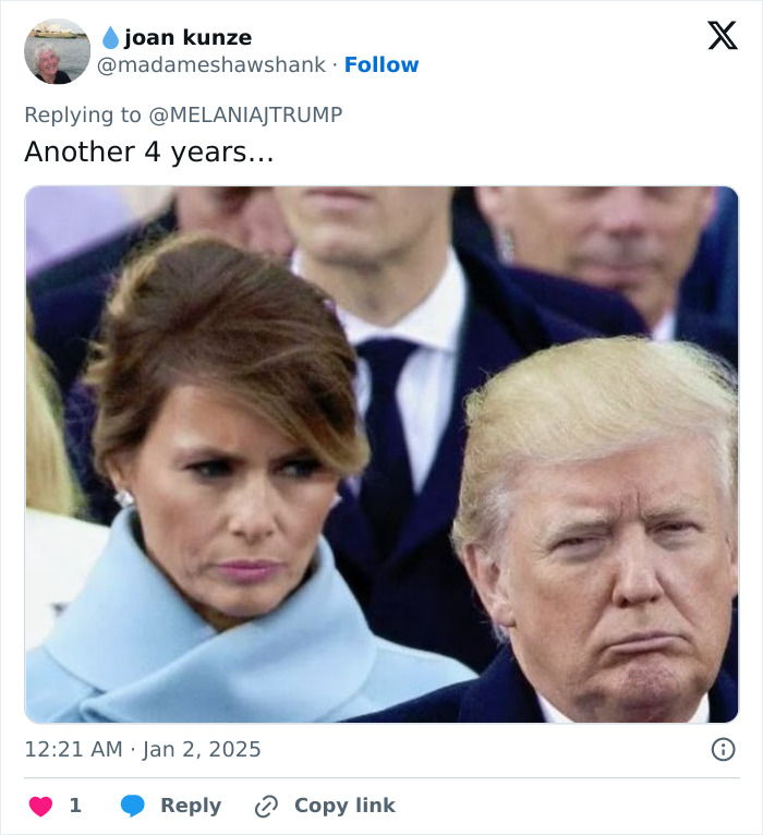 Melania Trump with serious expression next to Donald Trump, highlighting body language at Mar-a-Lago event. Melania Trump with serious expression next to Donald Trump, highlighting body language at Mar-a-Lago event.