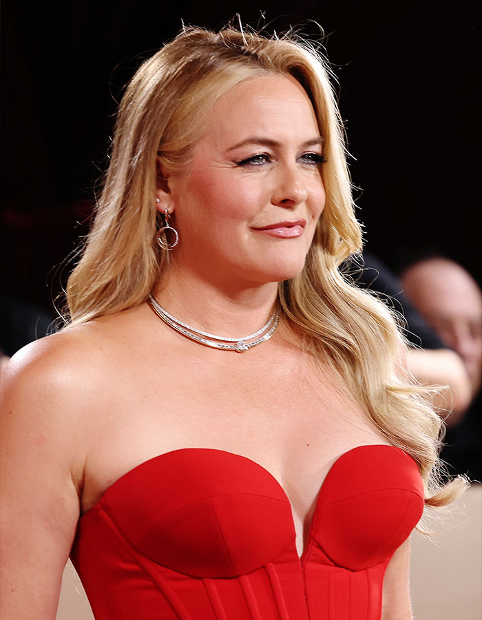 Alicia Silverstone in a red strapless dress at the Golden Globes, photo highlighting viral glitching and controversies. Alicia Silverstone in a red strapless dress at the Golden Globes, photo highlighting viral glitching and controversies.