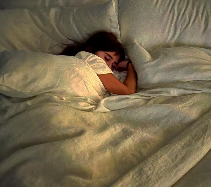 Mulher dormindo pacificamente na cama, ilustrando mitos versus realidade sobre as mulheres que precisam dormir mais do que os homens. Mulher dormindo pacificamente na cama, ilustrando mitos versus realidade sobre as mulheres que precisam dormir mais do que os homens.