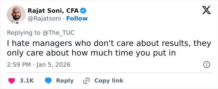 Screenshot of a tweet criticizing managers focusing on hours worked over results, related to Dutch worker annoyed American boss debate.