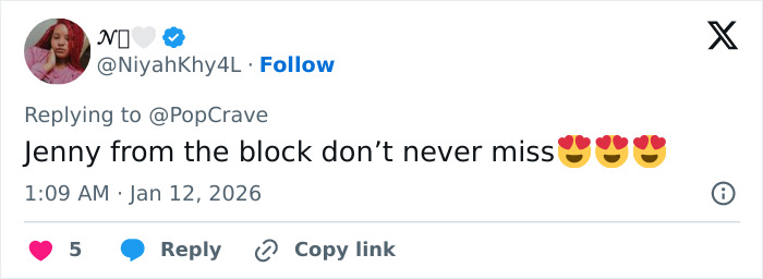 Tweet praising Jennifer Lopez&rsquo;s Golden Globes look, referencing the ageist backlash and &ldquo;Go Home Granny&rdquo; controversy.