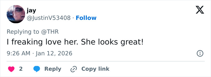 Screenshot of a tweet praising Alicia Silverstone, highlighting the viral moment of glitching at the Golden Globes event.